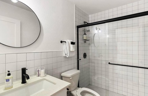 Chandler Apartment | Oceanfront Puāukiʻi Studio Suite with Pool & Pet Friendly