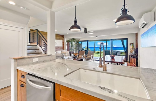 Downtown Lahaina Villa | Oceanfront Bliss: 3BR Townhome with Breathtaking Views