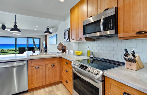 Downtown Lahaina Villa | Oceanfront Bliss: 3BR Townhome with Breathtaking Views