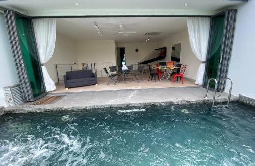 Kampung Pulau Meranti House | Relaxing Getaway at Puchong Private Pool & Jacuzzi Retreat