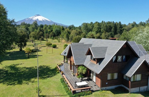 Molco Ski Chalet | Experience Los Arrayanes Chalet: Poolside Retreat in Pucon
