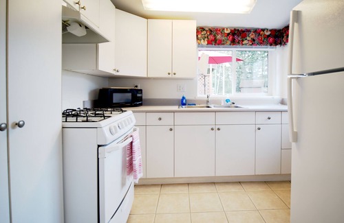 Fort Bragg House | Oceanfront Pudding Creek Cottage with Breakfast & Views
