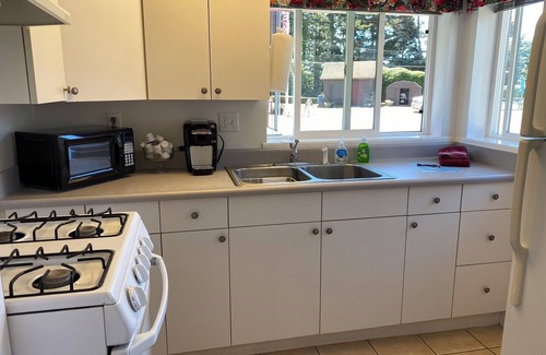 Fort Bragg House | Oceanfront Pudding Creek Cottage with Breakfast & Views
