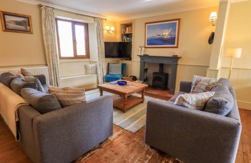 Lowick House | Discover Puddle Duck Cottage: Pet and Child Friendly Retreat