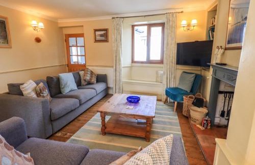 Lowick House | Discover Puddle Duck Cottage: Pet and Child Friendly Retreat