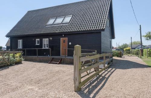 Horning House | Delightful Stay at Puddle Inn Duck - Family Friendly Escape