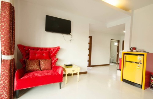 Chumphon Hotel | Discover Pueanjai Resort and Restaurant with Pool & Dining