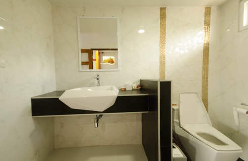 Chumphon Hotel | Discover Pueanjai Resort and Restaurant with Pool & Dining