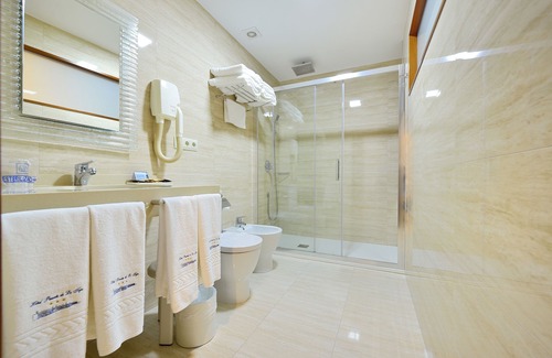 O Grove Hotel | Discover Puente de La Toja: Spa and Family-Friendly Retreat