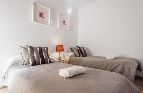 San Roque Apartment | Budget-Friendly Stay at Puerta de Carmona for Families