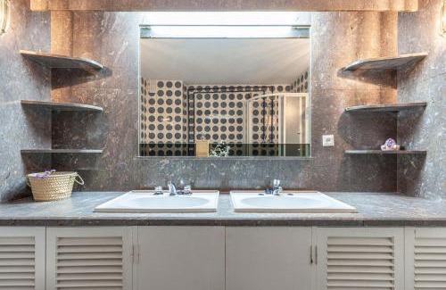 San Roque Apartment | Budget-Friendly Stay at Puerta de Carmona for Families