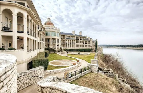 Lago Vista Condo | Top-Rated Puerto Azul - Enjoy Poolside Bliss at Lake Travis