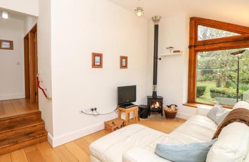 Hawkchurch House | Cozy Puffin Cottage - 4-Star Pet & Child Friendly Retreat