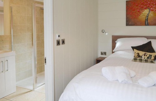 Newcastle-upon-Tyne House | Inviting Puffin Cottage: Pet and Child-Friendly Retreat