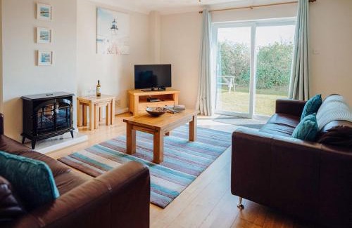Lydstep House | Inviting Puffin Cottage - Family-Friendly with Private Pool