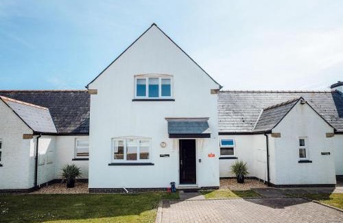 Lydstep House | Inviting Puffin Cottage - Family-Friendly with Private Pool