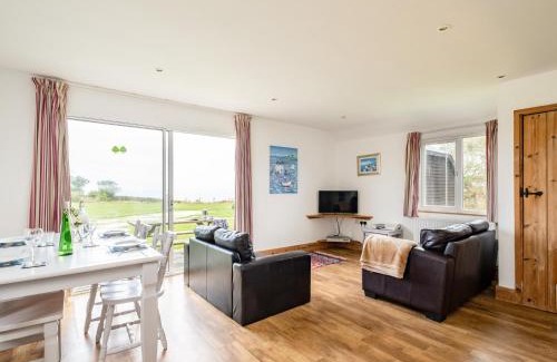 Port Isaac House | Pet-Friendly Puffin Lodge: A 4-Star Family Retreat