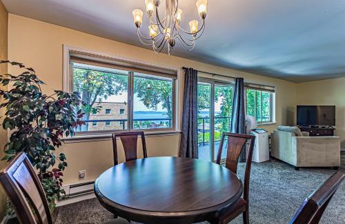 North End Apartment | Relaxing Puget Sound View with Balcony and Jacuzzi Bath