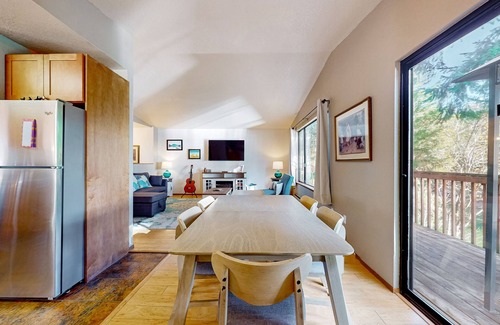 Grapeview House | Dog-Friendly Waterfront Retreat with Direct Beach Access