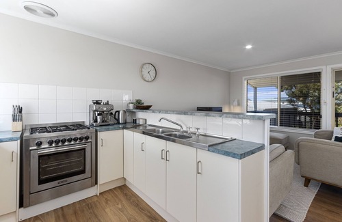 Moorowie House | Beachside Retreat: Pukeko with Pool & Ocean Views