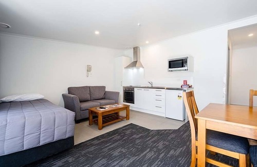 Pukekohe Hotel | Cozy Pukekohe Motel - Family-Friendly with Kitchen & Breakfast