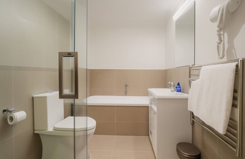 Pukekohe Hotel | Cozy Pukekohe Motel - Family-Friendly with Kitchen & Breakfast