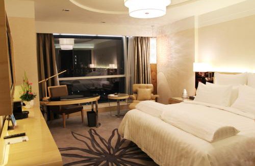 Lanshan District Hotel | Elegant Pullman Linyi Lushang with Oceanfront Amenities