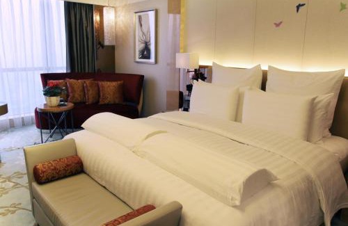 Lanshan District Hotel | Elegant Pullman Linyi Lushang with Oceanfront Amenities
