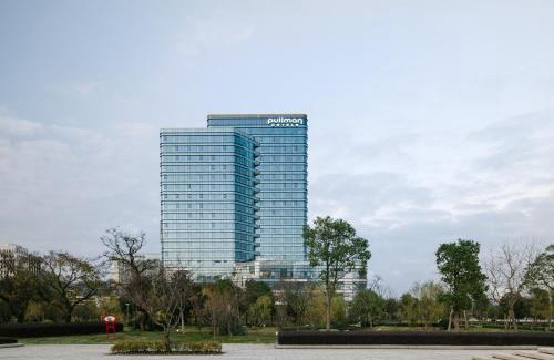 Putuo Hotel | Experience Pullman Zhoushan Seaview with Pool & Hot Tub