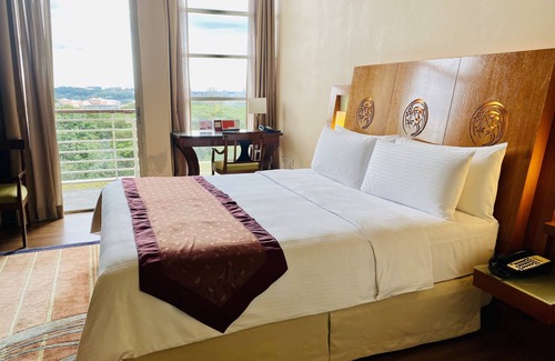 Putrajaya Hotel | Elegant PULSE GRANDE Hotel with Spa, Pool & Breakfast