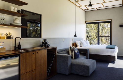 Lake St. Clair Hotel | Eco-Friendly Retreat at Pumphouse Point with Spa & Dining