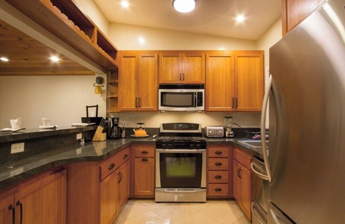 Guerneville Cottage | Pet-Friendly Pumpkin House with High Guest Ratings