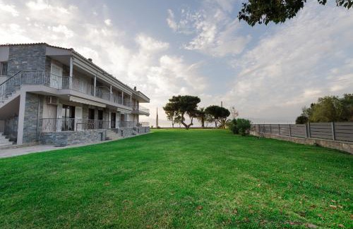 Sarakiniko Apartment | Punda 4 Seasons: Oceanfront Retreat with Impressive Ratings