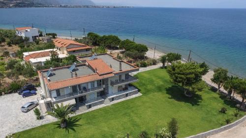 Sarakiniko Apartment | Punda 4 Seasons: Oceanfront Retreat with Impressive Ratings
