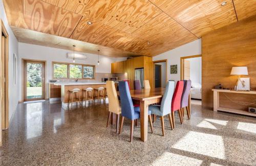 Porepunkah House | Relax at Punka River Retreat with Hot Tub & Child-Friendly Amenities