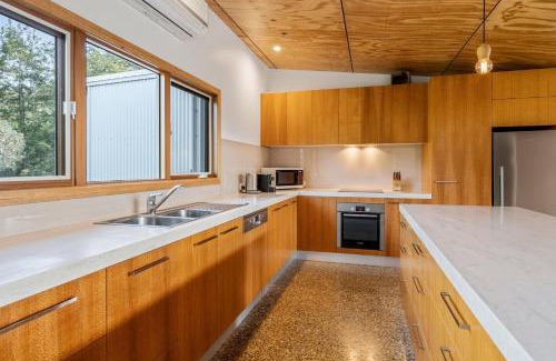 Porepunkah House | Relax at Punka River Retreat with Hot Tub & Child-Friendly Amenities