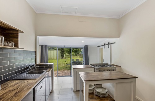 Porepunkah Cottage | Pet-Friendly Punkah Cottage: Guest Rated 10/10, Sleeps 6