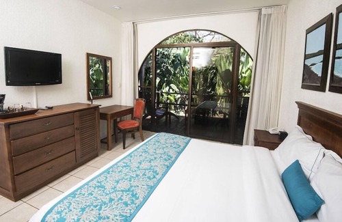 Punta Leona Hotel | Family-Friendly Punta Leona with Pool & Restaurant Access