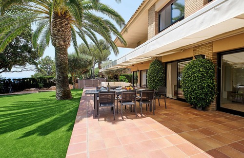 Lloret Town Center House | Elegant Punta Marinera with Ocean View and Private Pool