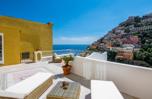 Positano City Centre House | Experience Punta Re: 4-Star Retreat with Hot Tub & Breakfast