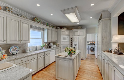 Sullivan's Island House | Beachfront Pura Vida House with Pool & Ocean View in SC