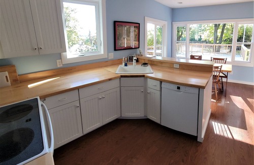 Onekama House | Waterfront Summer Cottage: Perfect Getaway for Families