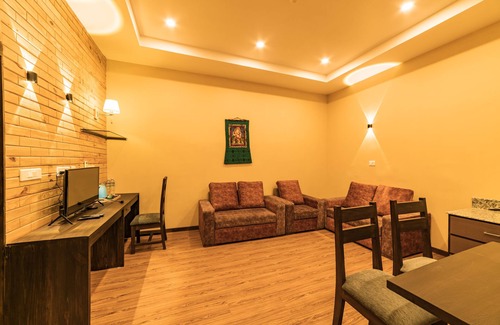 Lalitpur Hotel | Relax at Purnas Museum Resort with Pool and Family Amenities