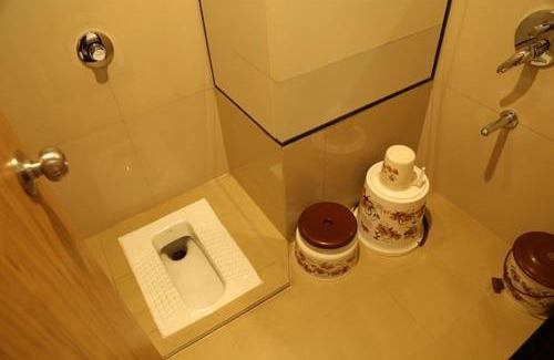 Varanasi House | Pet-Friendly Purple Cottages: Cozy 2-Bedroom Apartment