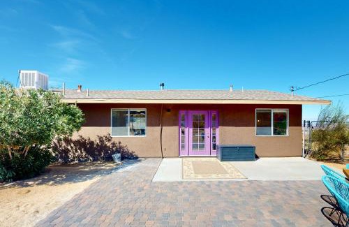 Joshua Tree House | Pet-Friendly Getaway at Purple Sage for Families
