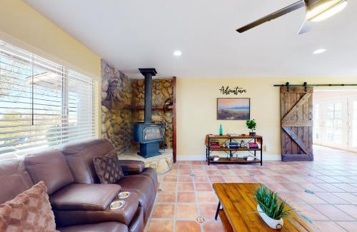 Joshua Tree House | Pet-Friendly Getaway at Purple Sage for Families