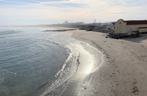 Peniche de Cima Apartment | Cozy Purple Studio Steps from Peniche Beach - Rated 9.8