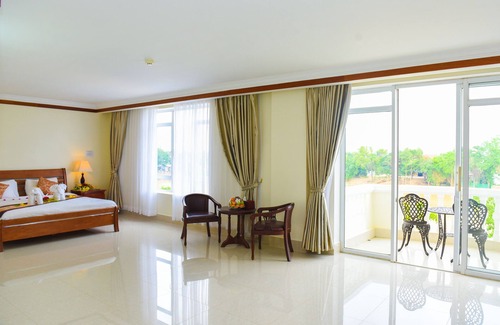 Sampov Meas Hotel | Relax at Pursat Riverside Hotel and Spa with Pool & Dining