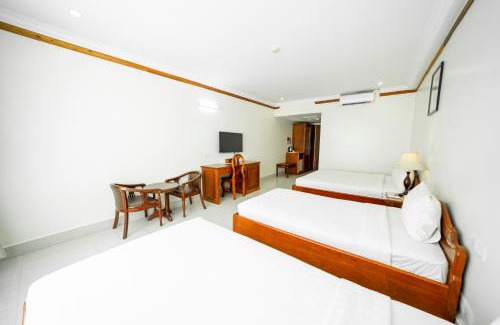 Sampov Meas Hotel | Relax at Pursat Riverside Hotel & Spa with Pool Access