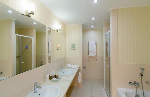 Obolons'kyi District Hotel | Pet-Friendly Pushcha Congress Hotel with Spa & Dining Options